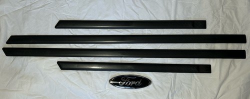 Door side moulding set fits - side,