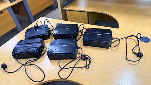 Apc back ups es - -,