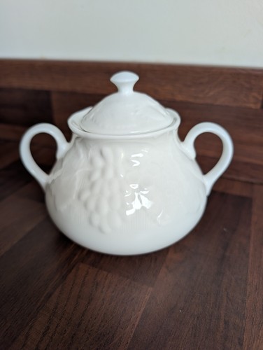 Wedgewood strawberry vine - &,