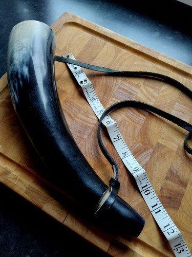 Black white hunting horn - white,