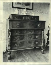 1977 Press Photo 1820 Antique Empire Chest of Drawers of Mahogany Veneer