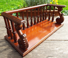 A MAHOGANY LIBRARY BALUSTRADE