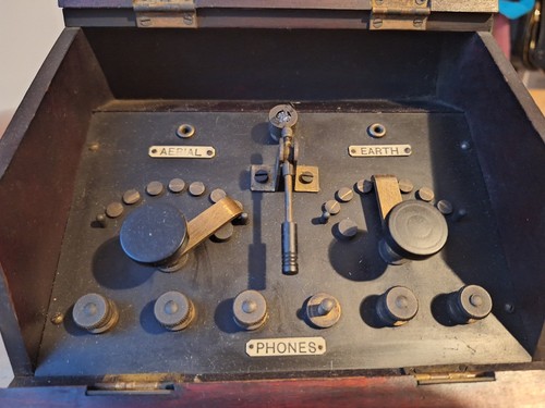 Vintage 1920s crystal radio - crystal,