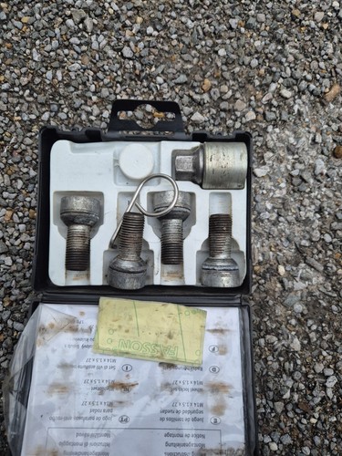 Volkswagen locking wheel nuts - locking,