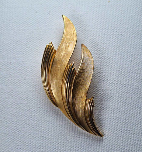 Vintage crown trifari - vintage,