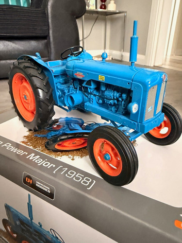 Universal hobbies fordson - universal,