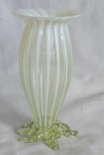 GORGEOUS VASELINE OPALINE ENGLISH LATE 19TH CENTURY ART NOUVEAU VASE