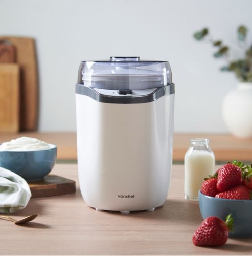 Yoghurt maker with - yoghurt,
