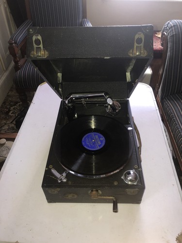 Columbia wind gramophone - up,