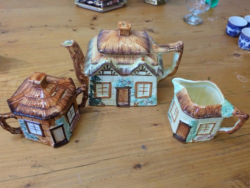 Keele street pottery set - keele,