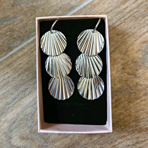 Silver tone scallop fan - silver,