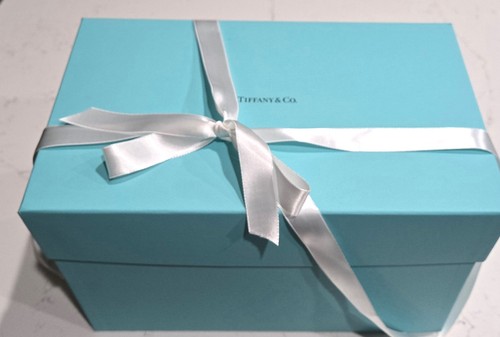 Tiffany box w lid - &,