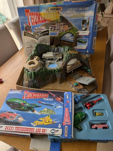 Thunderbirds matchbox tracy - matchbox,