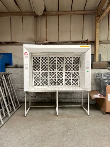 Fume booth cupboard open - open, walk