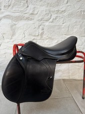 Prestige Versailles Jump Saddle – 17.5” Medium Width 33 – Black