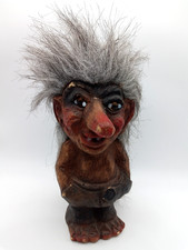 Fosse troll with hands in