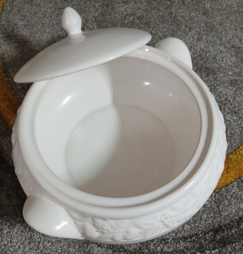 White ceramic decorated round - white,