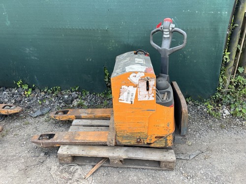 Still pedestrian pallet truck