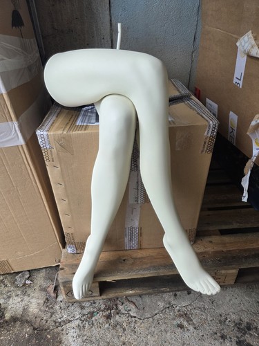 Bonaveri crossed legs female - bonaveri,