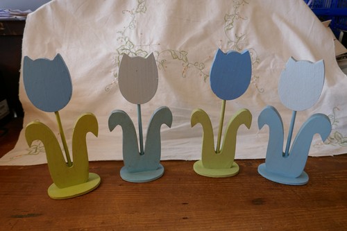 Array wooden flowers to - an,