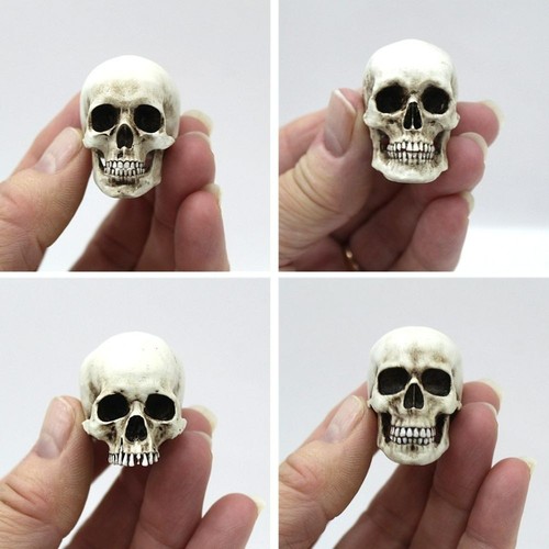 Small skull gothic figurine - gothic,