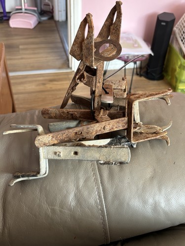 Vintage rusty traps - traps, i