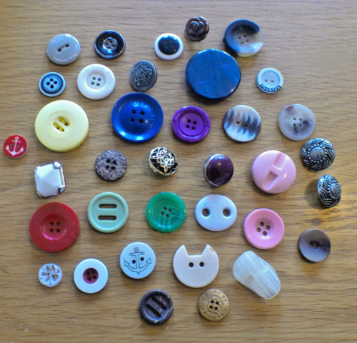 Mixed vintage buttons - 36,