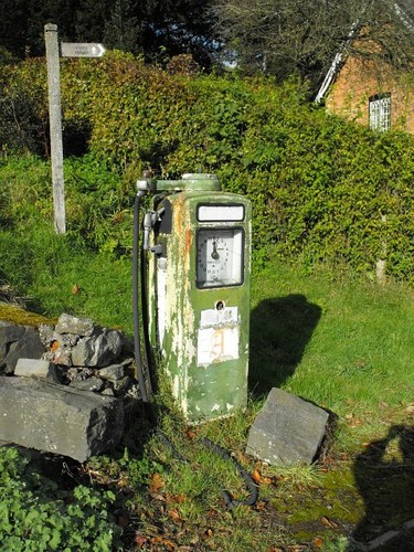 Photo petrol pump old - petrol,