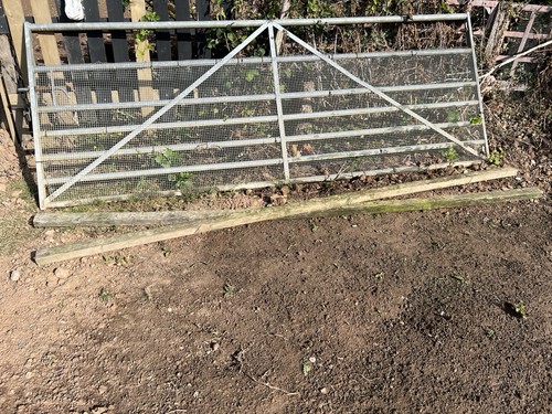 Farm gate field - field,
