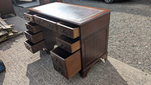 Reproduction pedestal desk - , red
