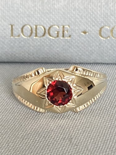 9ct gold garnet solitaire - ,