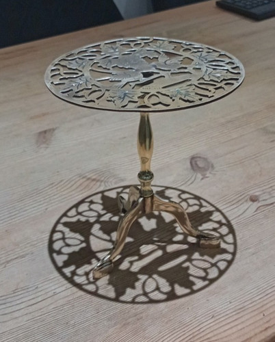 Brass trivet hearth pot - or,