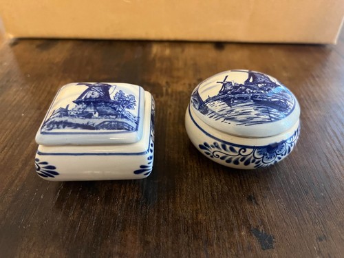 Two small delftware elvesa - two,