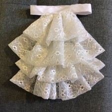 Jabot cravat in white