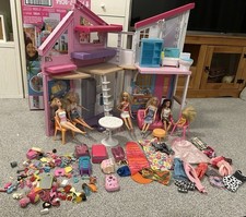 Barbie Malibu House Playset + 6 Barbie Dolls + Clothing & Accessories – Bundle!