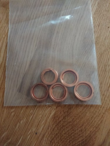 Engine oil drain sump