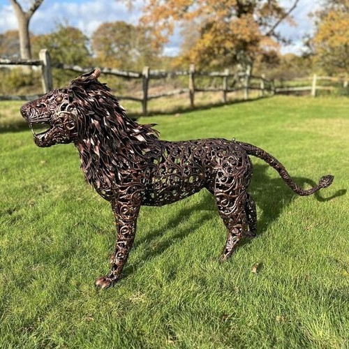 Large lion sculpture - ,
