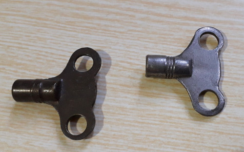 Vintage clock keys 4 cm - x,