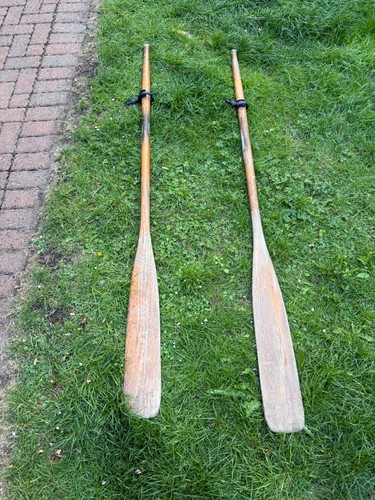 Vintage wooden boat - boat, oars