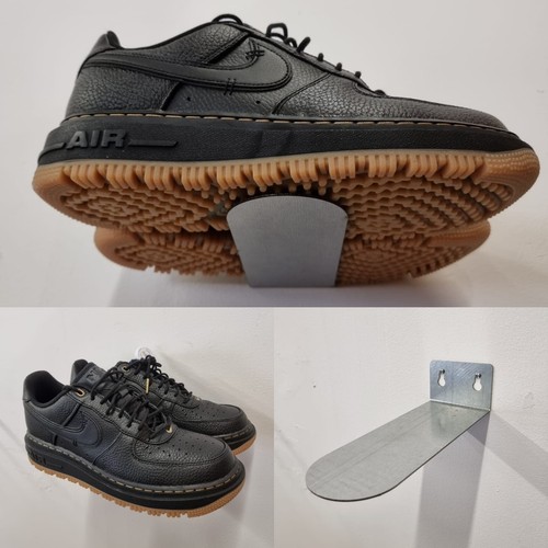 Floating wall mounted trainers - floating,