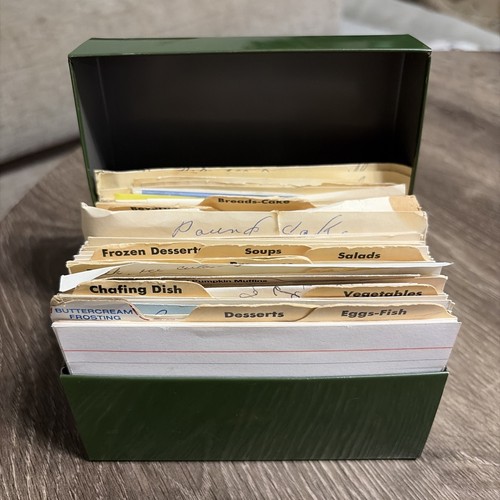 Vintage recipe box with - recipe, tons