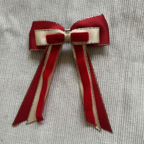 Equestrian showing bows - showing, •