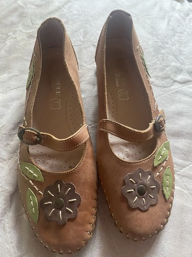 Ladies preowned hardly worn - hardly,