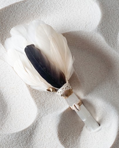 White feather smudge - white, –