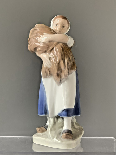 Royal copenhagen figurine - copenhagen, girl
