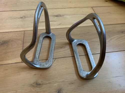 Bent leg safety stirrup - ,