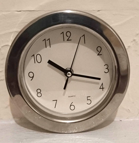 Round silver analogue quartz - silver,