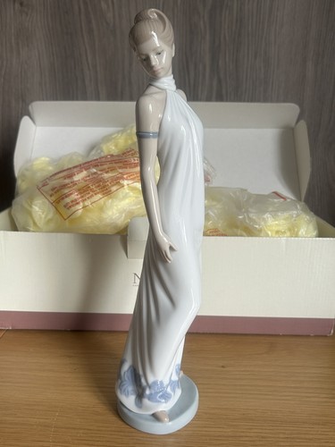 Lladro nao elegance - lladro, figurine