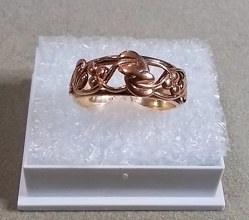 Stunning 9ct yellow gold - stunning,