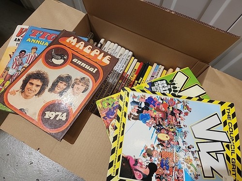 36x hardback annual lot - annual,